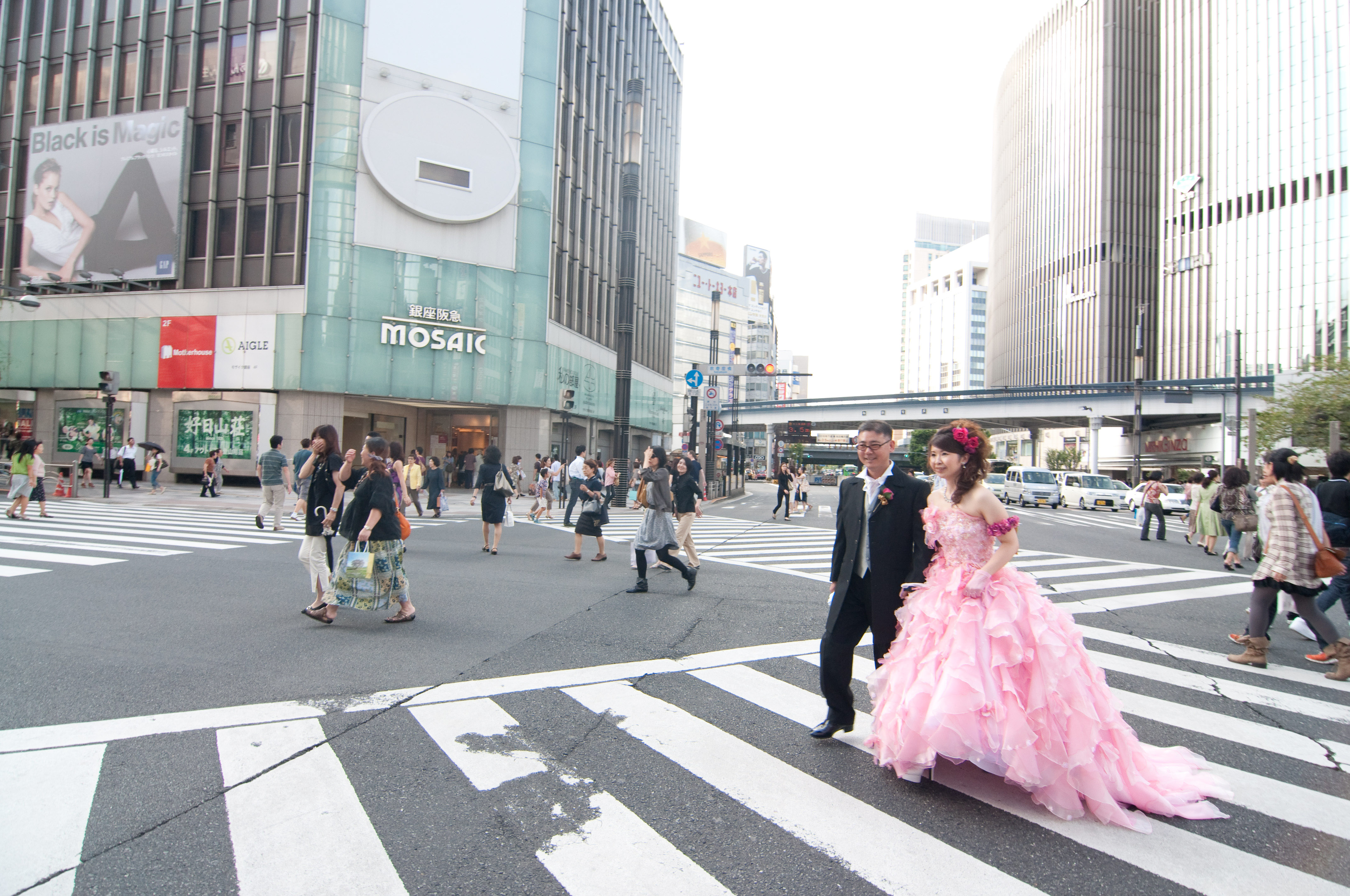 銀座の数寄屋橋交差点でロケーションフォト ブライダルキャット